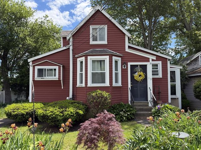 19 Wamsutta Ave, Halifax, MA 02338