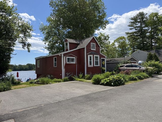 19 Wamsutta Ave, Halifax, MA 02338