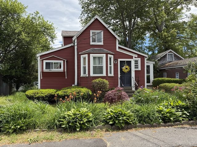 19 Wamsutta Ave, Halifax, MA 02338