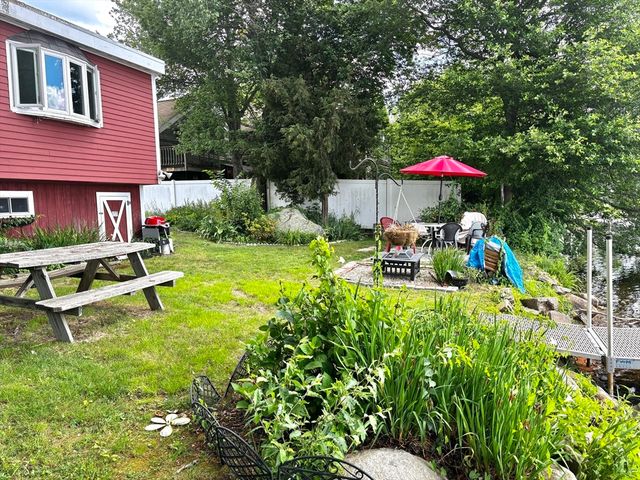 19 Wamsutta Ave, Halifax, MA 02338