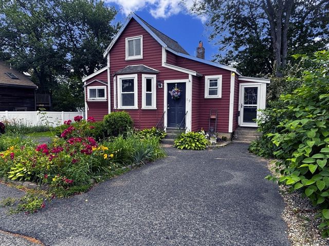 19 Wamsutta Ave, Halifax, MA 02338