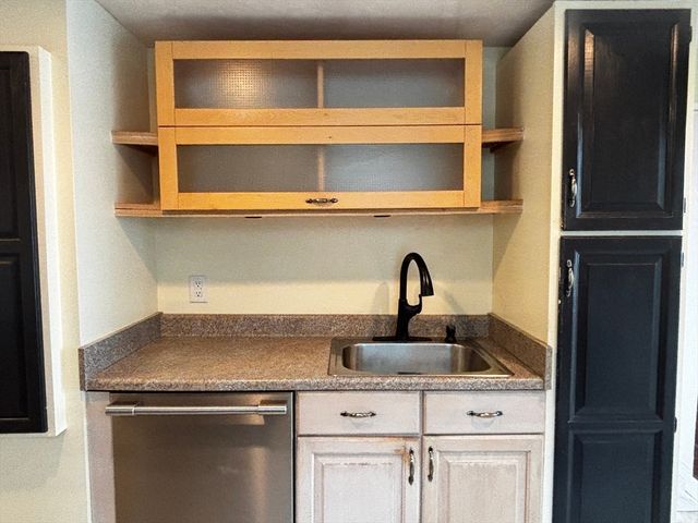 19 Wamsutta Ave, Halifax, MA 02338
