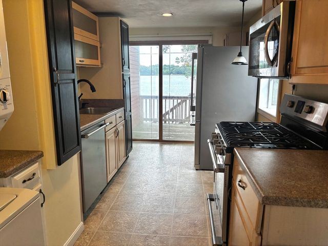 19 Wamsutta Ave, Halifax, MA 02338