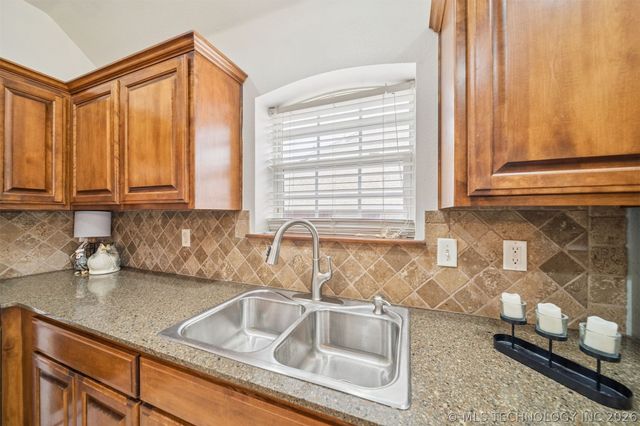 7316 E Knoxville Street, Broken Arrow, OK 74014