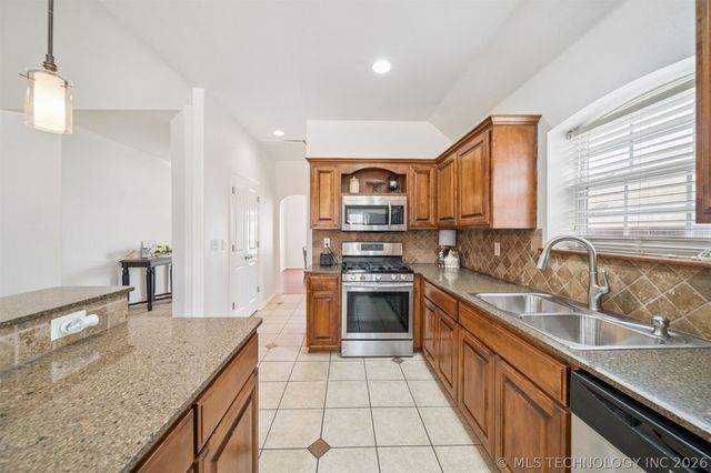 7316 E Knoxville Street, Broken Arrow, OK 74014