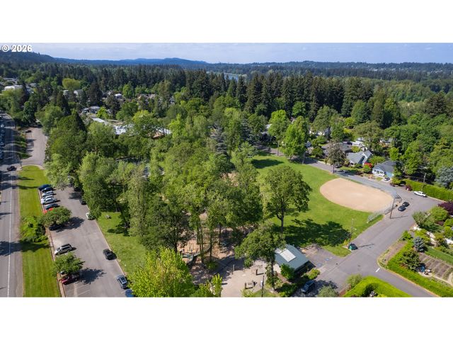 Broadway, West Linn, OR 97068