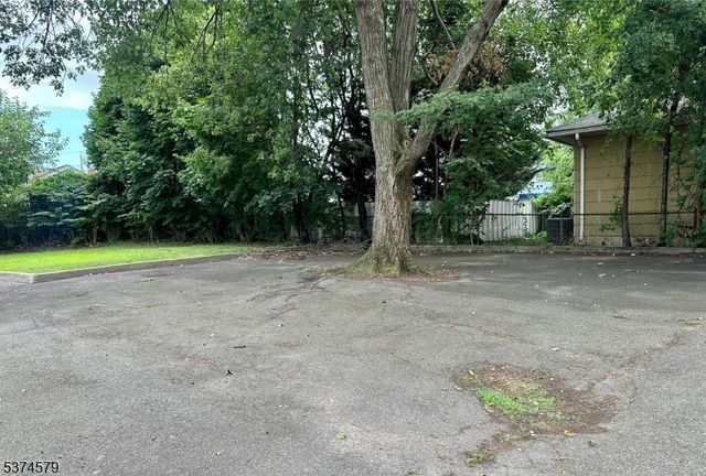 54 Stuyvesant Ave, Lyndhurst Twp., NJ 07071