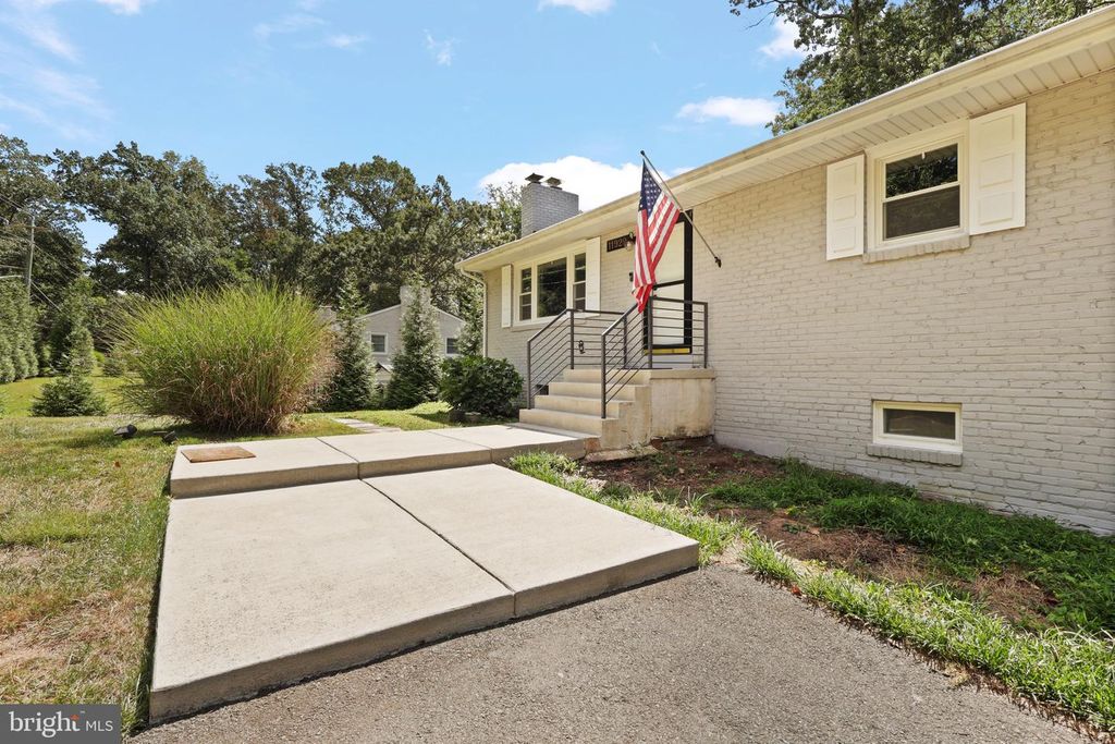 11929 WAPLES MILL RD, Oakton, VA 22124