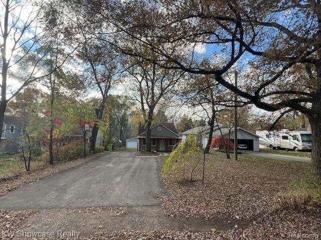 609 Elkinford Drive, White Lake, MI 48383