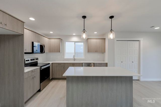 16725 Sentinel Ave, Caldwell, ID 83607