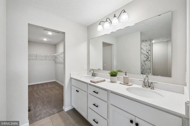 8982 Parkview Circle, Chisago City, MN 55013