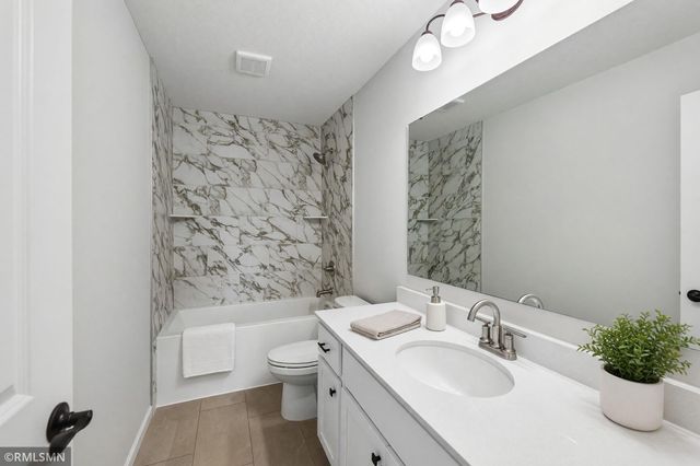 8982 Parkview Circle, Chisago City, MN 55013
