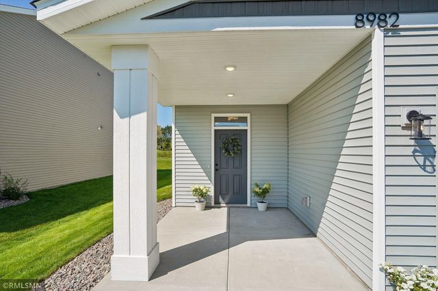 8982 Parkview Circle, Chisago City, MN 55013