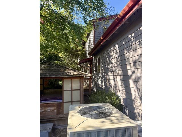 10 MOUNTAIN Cir, Lake Oswego, OR 97035