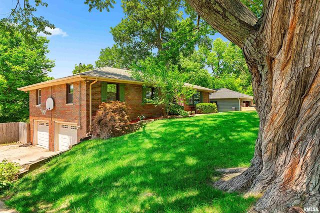23 OAKHILL Court, Pekin, IL 61554