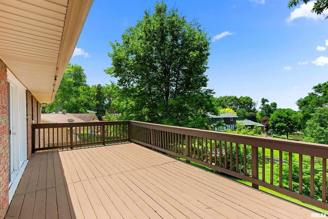 23 OAKHILL Court, Pekin, IL 61554