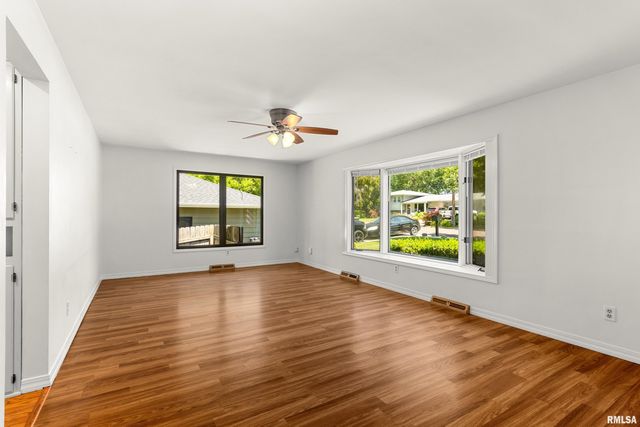 23 OAKHILL Court, Pekin, IL 61554