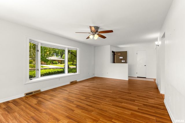 23 OAKHILL Court, Pekin, IL 61554