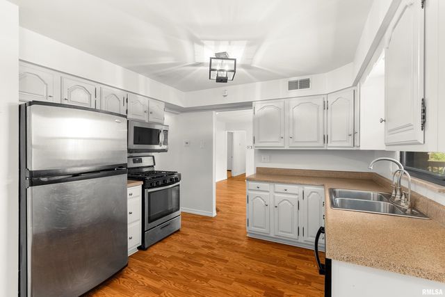 23 OAKHILL Court, Pekin, IL 61554