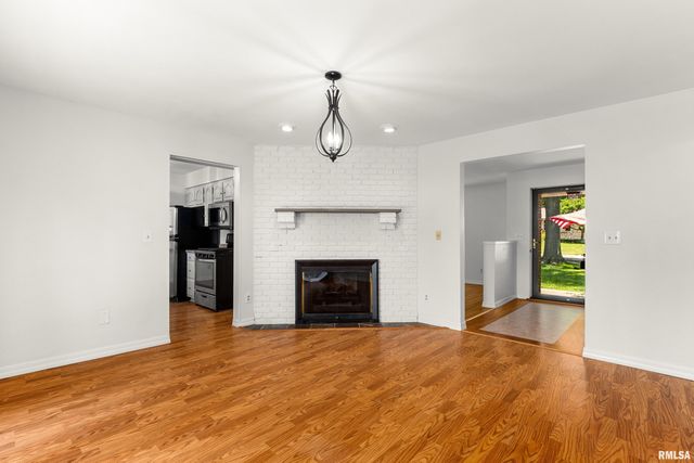 23 OAKHILL Court, Pekin, IL 61554