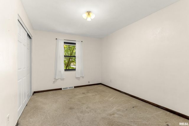 23 OAKHILL Court, Pekin, IL 61554