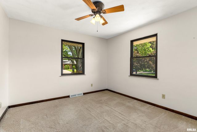 23 OAKHILL Court, Pekin, IL 61554