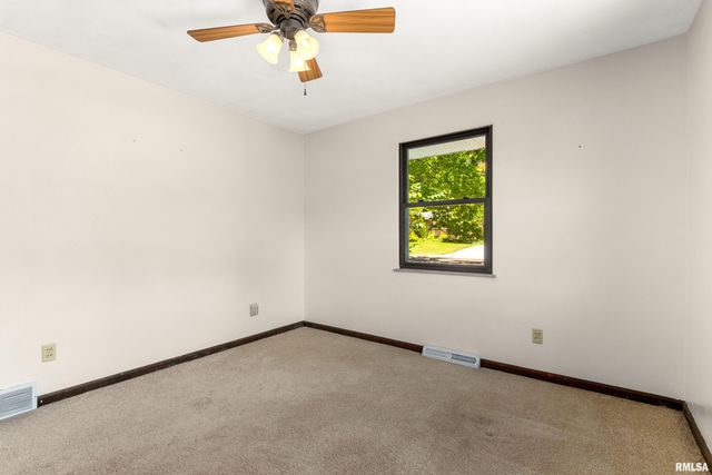 23 OAKHILL Court, Pekin, IL 61554