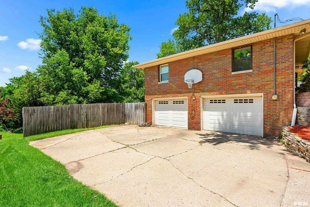 23 OAKHILL Court, Pekin, IL 61554