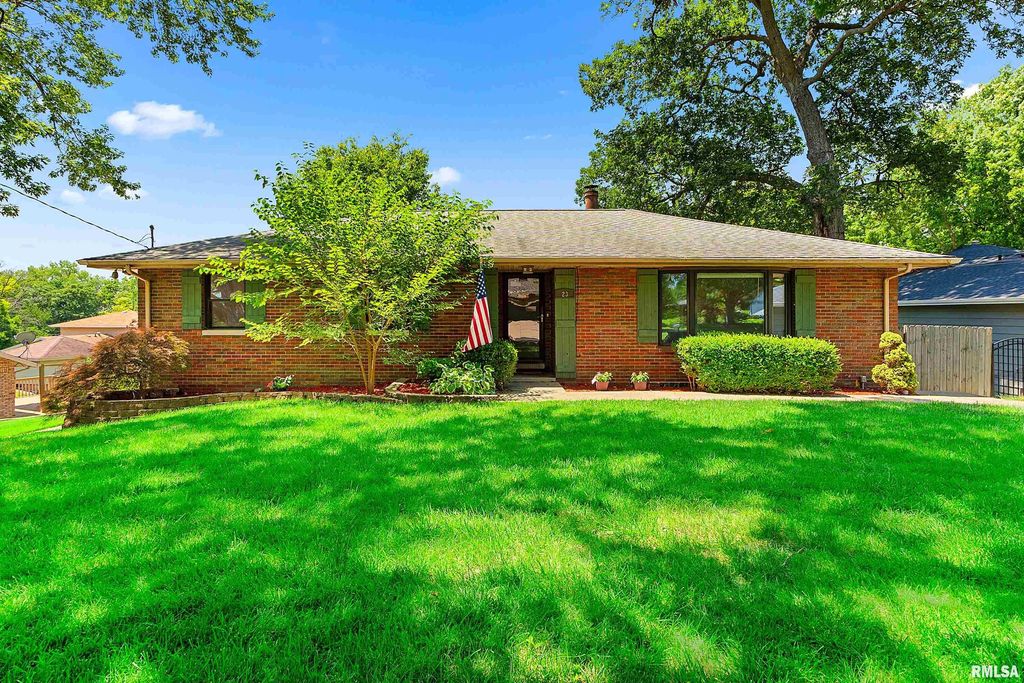 23 OAKHILL Court, Pekin, IL 61554