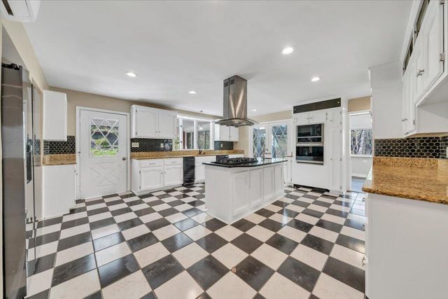 1065 Cain DR, Vinton, VA 24179