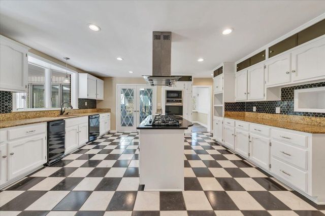 1065 Cain DR, Vinton, VA 24179
