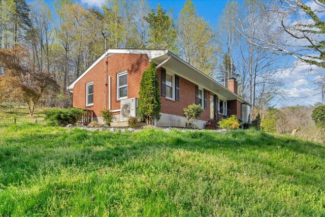1065 Cain DR, Vinton, VA 24179