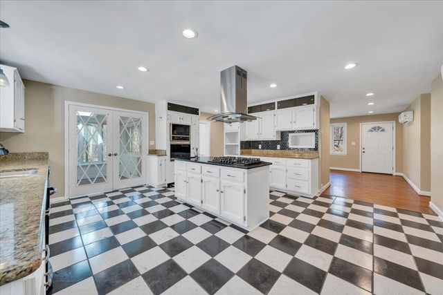 1065 Cain DR, Vinton, VA 24179