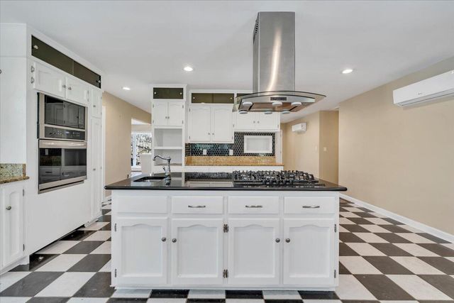 1065 Cain DR, Vinton, VA 24179