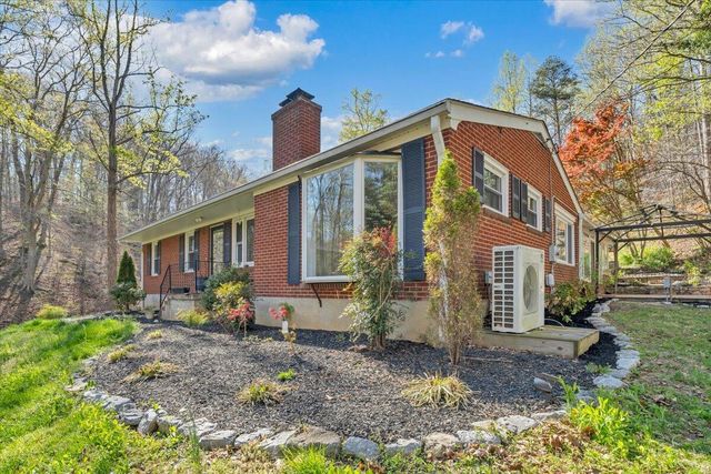 1065 Cain DR, Vinton, VA 24179
