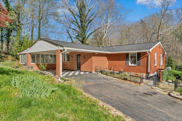 1065 Cain DR, Vinton, VA 24179