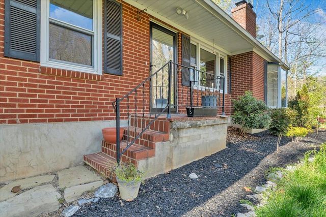 1065 Cain DR, Vinton, VA 24179