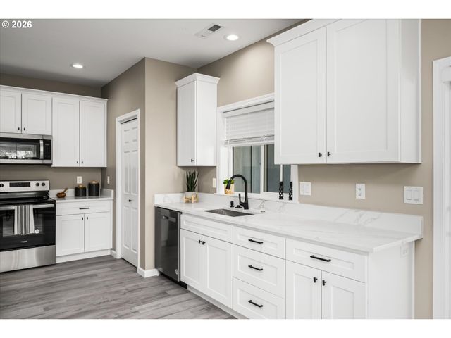 6023 MONDAVI Ln, Eugene, OR 97402