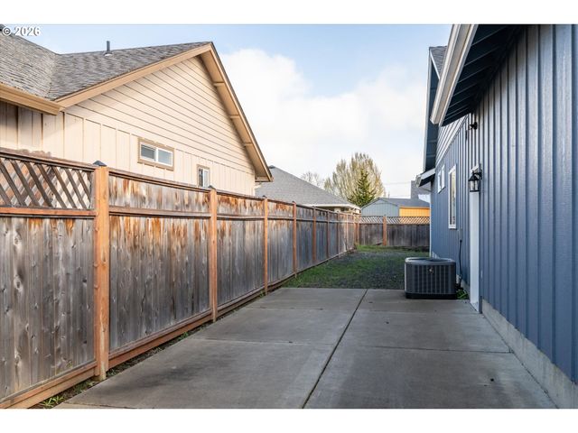 6023 MONDAVI Ln, Eugene, OR 97402