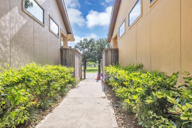 1535 Woodbend Park W, Houston, TX 77055