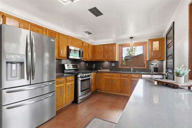 850 Bockstoce Ave, Castle Shannon, PA 15234