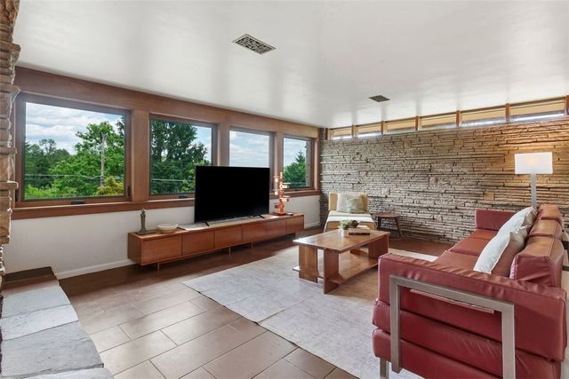 850 Bockstoce Ave, Castle Shannon, PA 15234