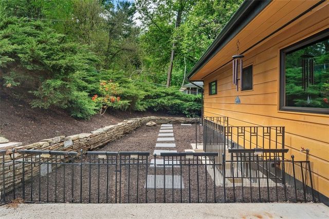 850 Bockstoce Ave, Castle Shannon, PA 15234