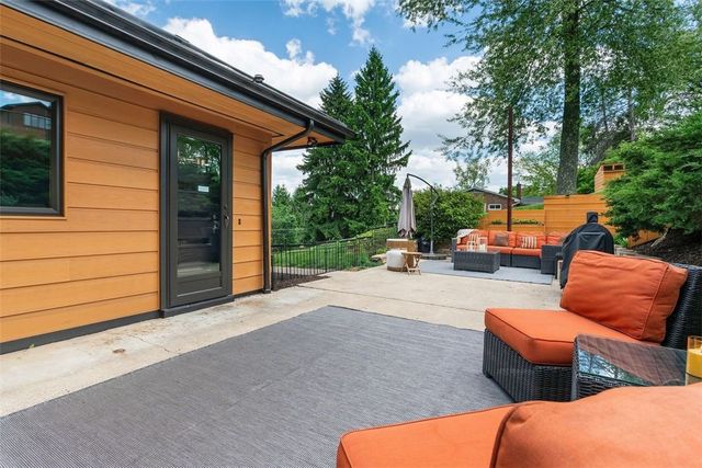 850 Bockstoce Ave, Castle Shannon, PA 15234