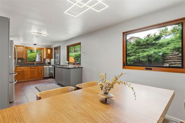 850 Bockstoce Ave, Castle Shannon, PA 15234