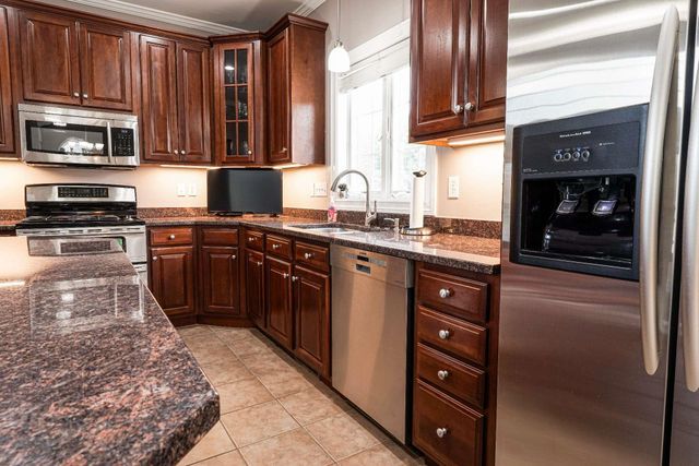9 Shoreline Drive, Hudson, NH 03051
