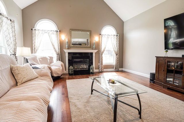 9 Shoreline Drive, Hudson, NH 03051