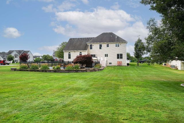 9 Shoreline Drive, Hudson, NH 03051