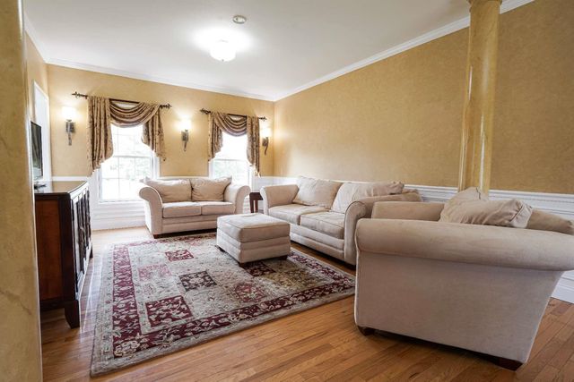 9 Shoreline Drive, Hudson, NH 03051