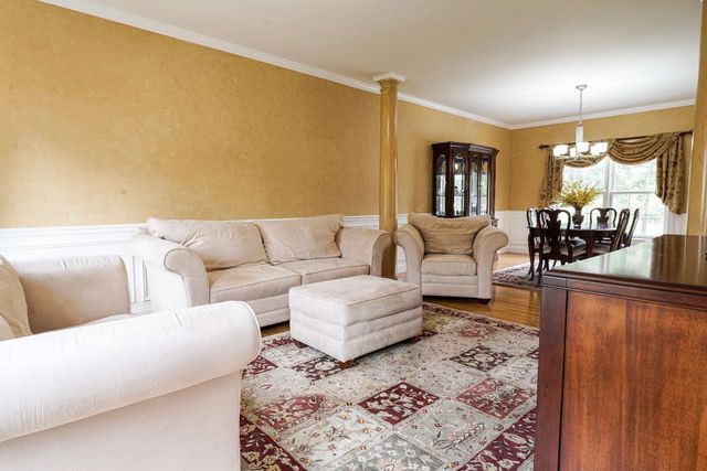 9 Shoreline Drive, Hudson, NH 03051
